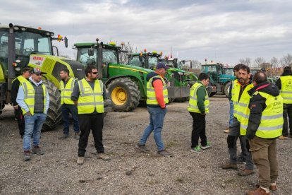 Agricultores participantes en el segundo día de tractorada en la calle Mieses