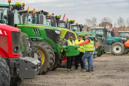 Agricultores participantes en el segundo día de tractorada en la calle Mieses