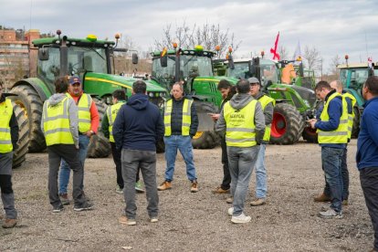 Agricultores participantes en el segundo día de tractorada en la calle Mieses