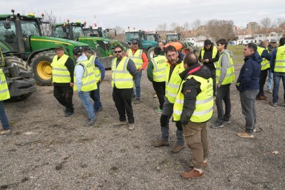 Agricultores participantes en el segundo día de tractorada en la calle Mieses