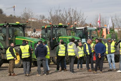 Agricultores participantes en el segundo día de tractorada en la calle Mieses