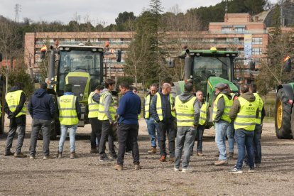Agricultores participantes en el segundo día de tractorada en la calle Mieses