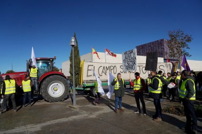El sector agrario y ganadero, convocado por Unaspi, protesta ante las Cortes, bajo el lema Por el futuro del campo español, quedarse en casa no es la solución.