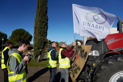 El sector agrario y ganadero, convocado por Unaspi, protesta ante las Cortes, bajo el lema Por el futuro del campo español, quedarse en casa no es la solución.