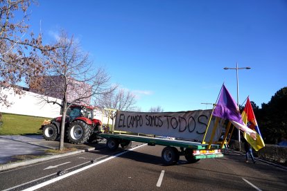 El sector agrario y ganadero, convocado por Unaspi, protesta ante las Cortes, bajo el lema Por el futuro del campo español, quedarse en casa no es la solución.