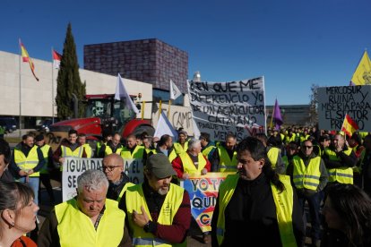 El sector agrario y ganadero, convocado por Unaspi, protesta ante las Cortes, bajo el lema Por el futuro del campo español, quedarse en casa no es la solución.
