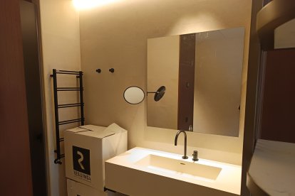 Detalle del baño de la habitación piloto del hotel.