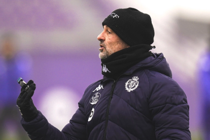 Diego Cocca dirige un entrenamiento del Real Valladolid en los Anexos de Zorrilla