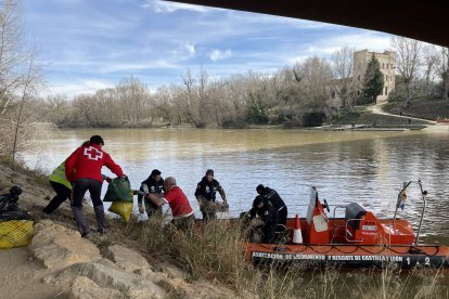 Voluntarios de Valladolid limpian el río Pisuerga.