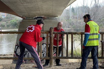 Voluntarios de Valladolid limpian el río Pisuerga.
