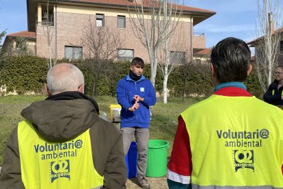 Voluntarios de Valladolid limpian el río Pisuerga.