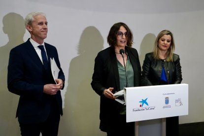 Pablo Gómez, director comercial Red CaixaBank en Castilla y León, Rosana Cano, delegada de la Fundación ‘la Caixa’ en Castilla y León, y Raquel Barbado, primera teniente de alcalde del Ayuntamiento de Medina del Campo.