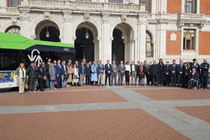 Clubes y autoridades asistentes al acto, en la puerta del ayuntamiento.