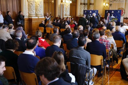 Aspecto del abarrotado salón de recepciones del Ayuntamiento.