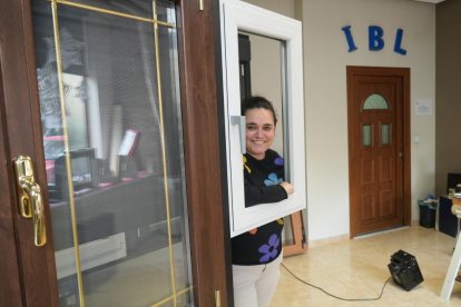 Calle Joaquín María Jalón. Nuria Arranz, empleada de la tienda de carpintería de ventanas de aluminio y Pvc IBL, en el número 13.