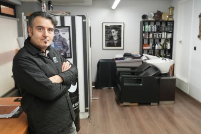 Calle Joaquín María Jalón. Mario Rabadán, dueño de la peluquería Mario Rabadán, en el número 9.