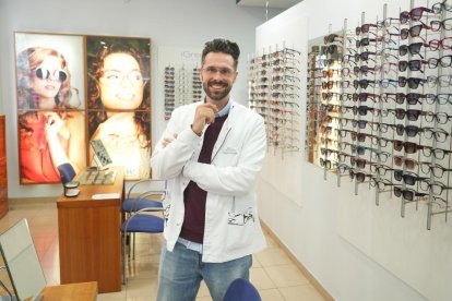 Calle Joaquín María Jalón. Fernando Rodríguez, dueño de la óptica Santa Gema, en el número 2.