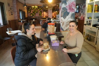 Calle Joaquín María Jalón. Paula Milena (derecha), dueña de la cafetería La Iglesia con Raquel Palacios, clienta habitual. En el número 13.