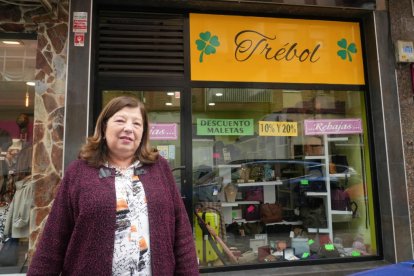 Calle Joaquín María Jalón. Elena Pajares, dueña de la tienda de bolsos y complementos Trébol, en el número 15.