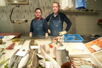 Calle Joaquín María Jalón. Lorena Cruz con Manuel Ruiz, dueños de la pescadería Fischen Laden, en el número 15.