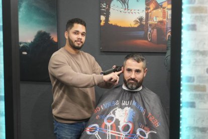 Calle Joaquín María Jalón. Alexandre Bravo, dueño de la barbería Morales Barber Styles, en el número 12.