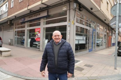 Calle Joaquín María Jalón. Carlos Daniel González, jefe de ventas del servicio oficial Ford, en el número 19.