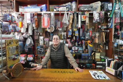 Calle Joaquín María Jalón. Dolores Lora, dueña de la ferretería Lora, en el número 15.