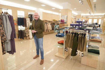Calle Joaquín María Jalón. Javier Martínez, dueño de la tienda de moda Majo y Maja, en el número 15.