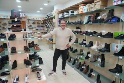 Calle Joaquín María Jalón. Javier Arnillas, dueño de la zapatería Calzados Arnillas, en el número 23.