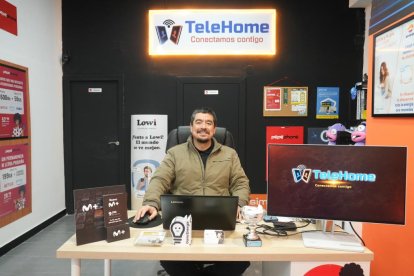 Calle Joaquín María Jalón. Jonathan Juárez, dueño del establecimiento de telefonía TeleHome, en el número 23.