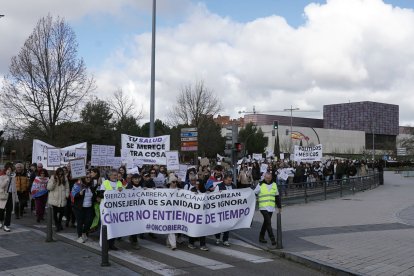 Más de 2000 personas convocadas por OncoBierzo participan en una concentración frente a las Cortes de Castilla y León en Valladolid bajo el lema 'Si la montaña no viene, ya vamos nosotr@s'