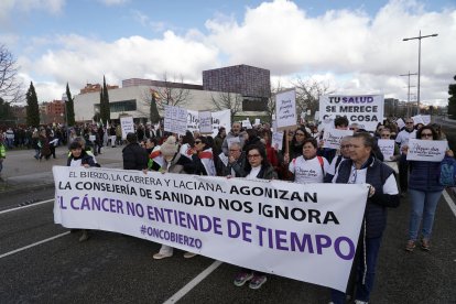 Más de 2000 personas convocadas por OncoBierzo participan en una concentración frente a las Cortes de Castilla y León en Valladolid bajo el lema 'Si la montaña no viene, ya vamos nosotr@s'