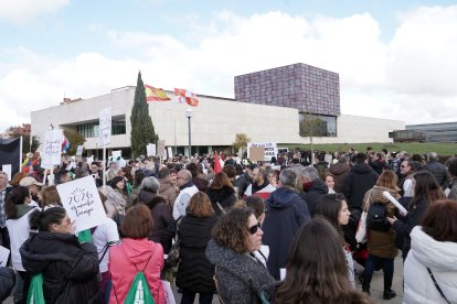 Más de 2000 personas convocadas por OncoBierzo participan en una concentración frente a las Cortes de Castilla y León en Valladolid bajo el lema 'Si la montaña no viene, ya vamos nosotr@s'