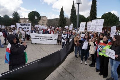 Más de 2000 personas convocadas por OncoBierzo participan en una concentración frente a las Cortes de Castilla y León en Valladolid bajo el lema 'Si la montaña no viene, ya vamos nosotr@s'