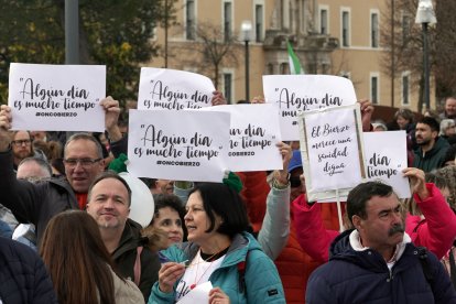 Más de 2000 personas convocadas por OncoBierzo participan en una concentración frente a las Cortes de Castilla y León en Valladolid bajo el lema 'Si la montaña no viene, ya vamos nosotr@s'