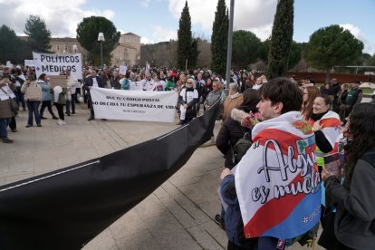 Más de 2000 personas convocadas por OncoBierzo participan en una concentración frente a las Cortes de Castilla y León en Valladolid bajo el lema 'Si la montaña no viene, ya vamos nosotr@s'