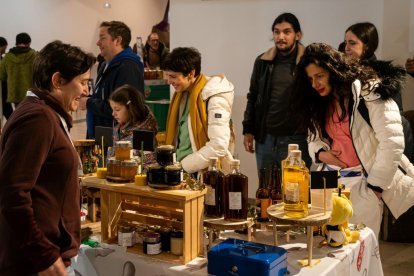 Expositores en el II Salón de la Miel en el Espacio La Granja