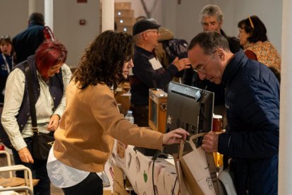 Expositores en el II Salón de la Miel en el Espacio La Granja