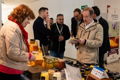 Expositores en el II Salón de la Miel en el Espacio La Granja