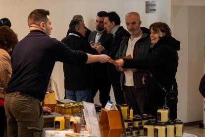 Expositores en el II Salón de la Miel en el Espacio La Granja