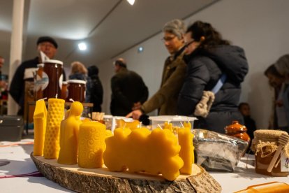 Expositores en el II Salón de la Miel en el Espacio La Granja
