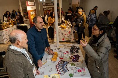Expositores en el II Salón de la Miel en el Espacio La Granja