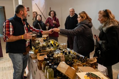 Expositores en el II Salón de la Miel en el Espacio La Granja