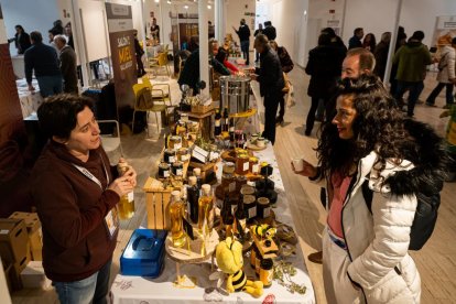 Expositores en el II Salón de la Miel en el Espacio La Granja
