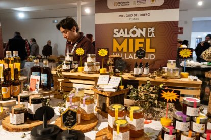 Expositores en el II Salón de la Miel en el Espacio La Granja