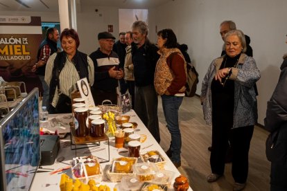 Expositores en el II Salón de la Miel en el Espacio La Granja