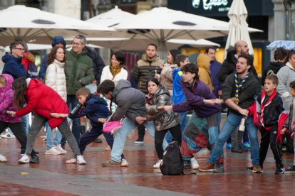 Concentración de scouts en plaza Mayor