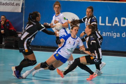 Jimena Laguna se abre paso entre la defensa del Málaga para tirar desde seis metros.