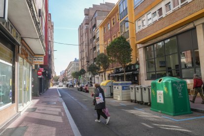 Velardes, una de las calles que el Ayuntamiento se plantea peatonalizar.
