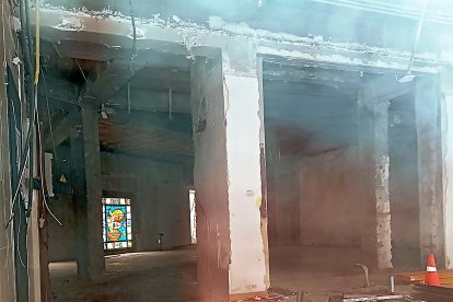 Imagen de los trabajos desde el interior de la antigua parroquia.